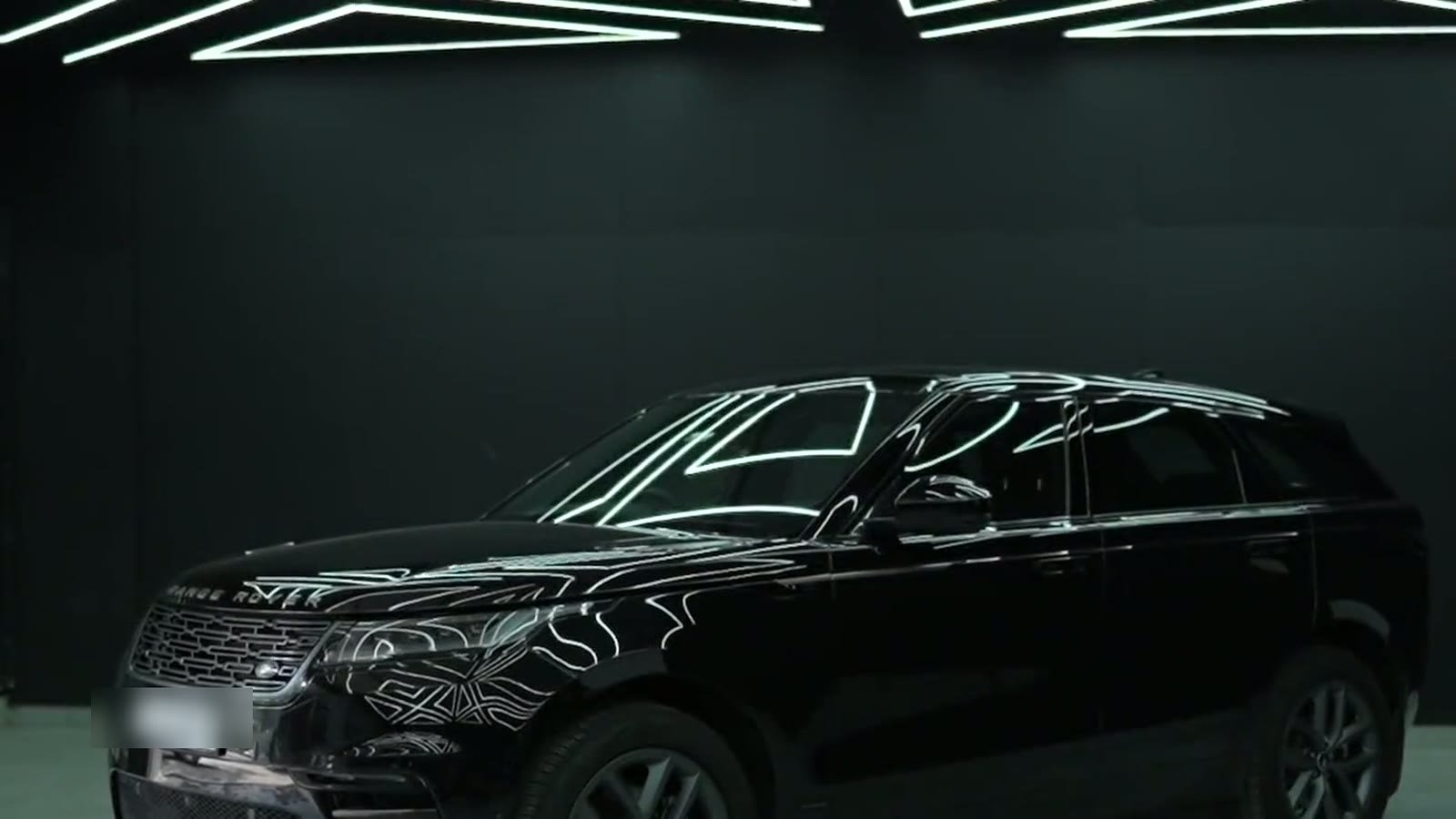 Range Rover Velar under the LED grid, coverage zones marked